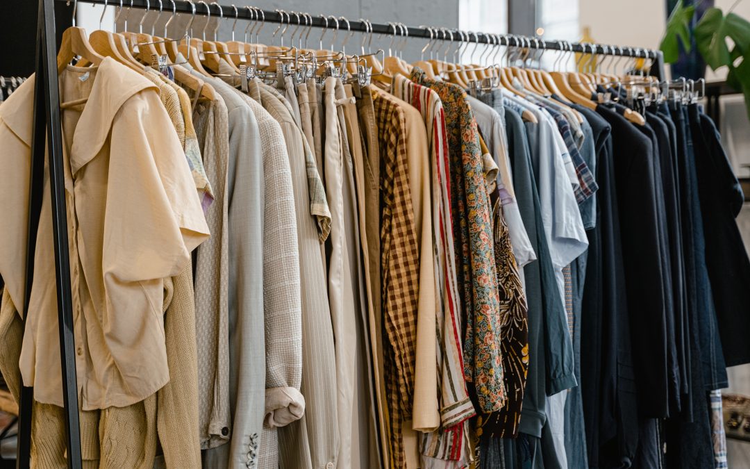 Tijdloze kledingstukken die niet mogen ontbreken in je kledingkast